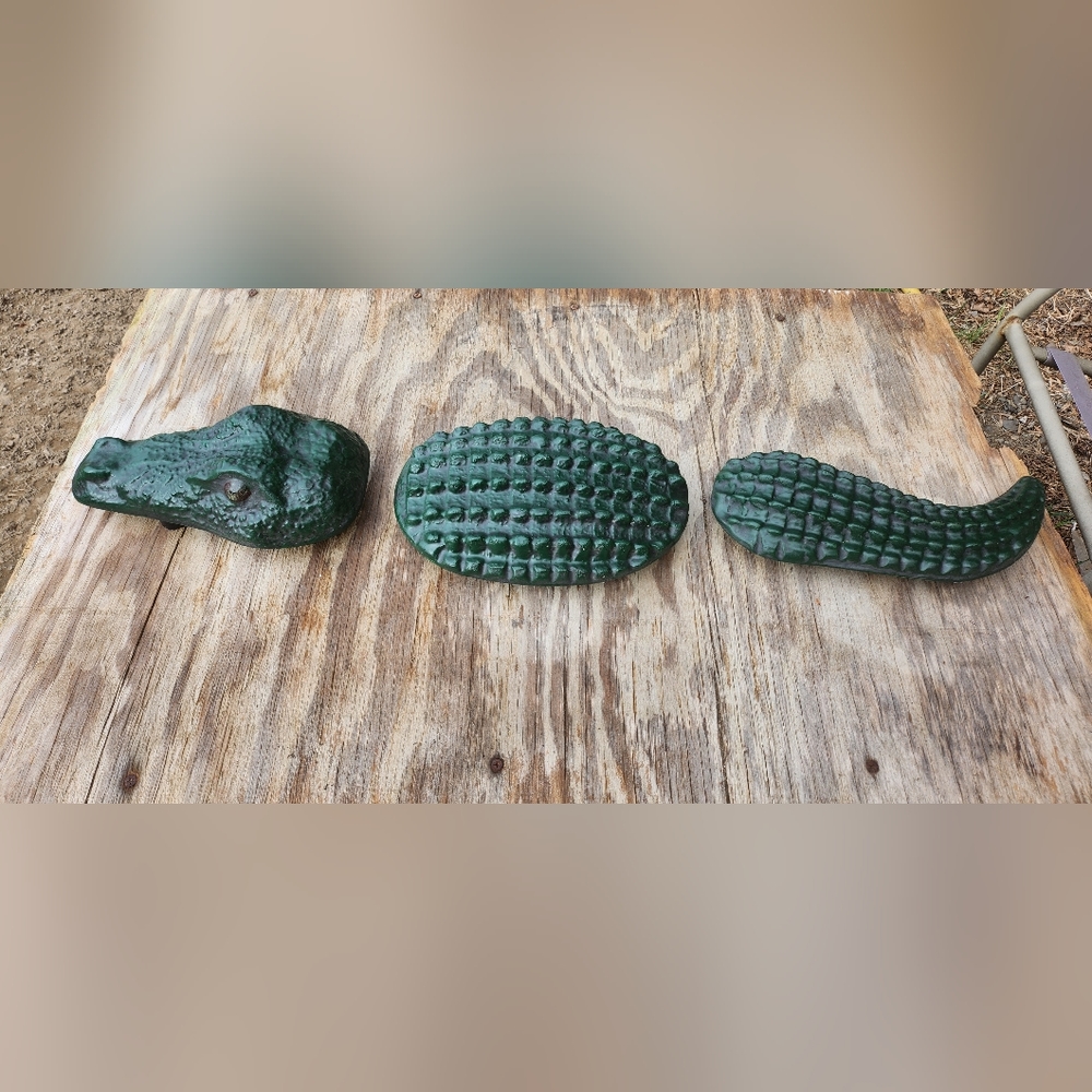 Alligator garden decor (cement)